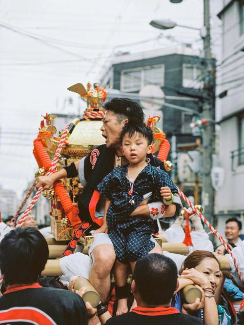 洋毛子的奇幻旅程：跨越时空的文化碰撞